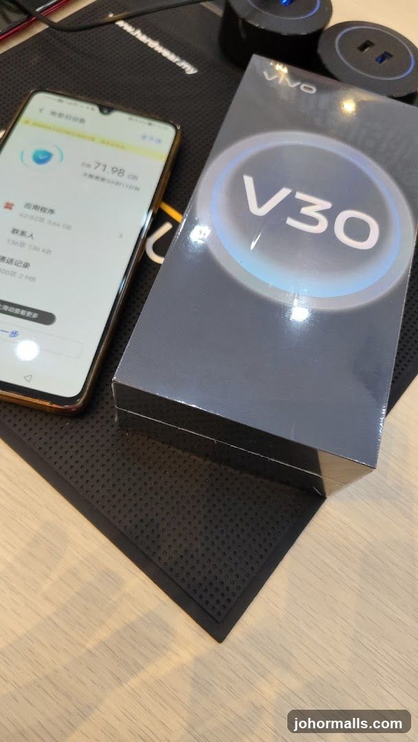 Vivo V30 Smartphone Box and Phone
