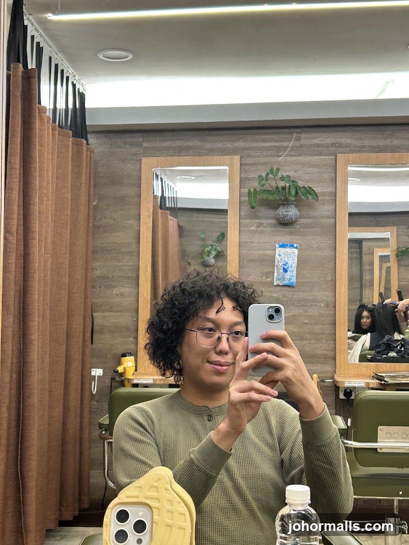 Man taking a selfie in a salon