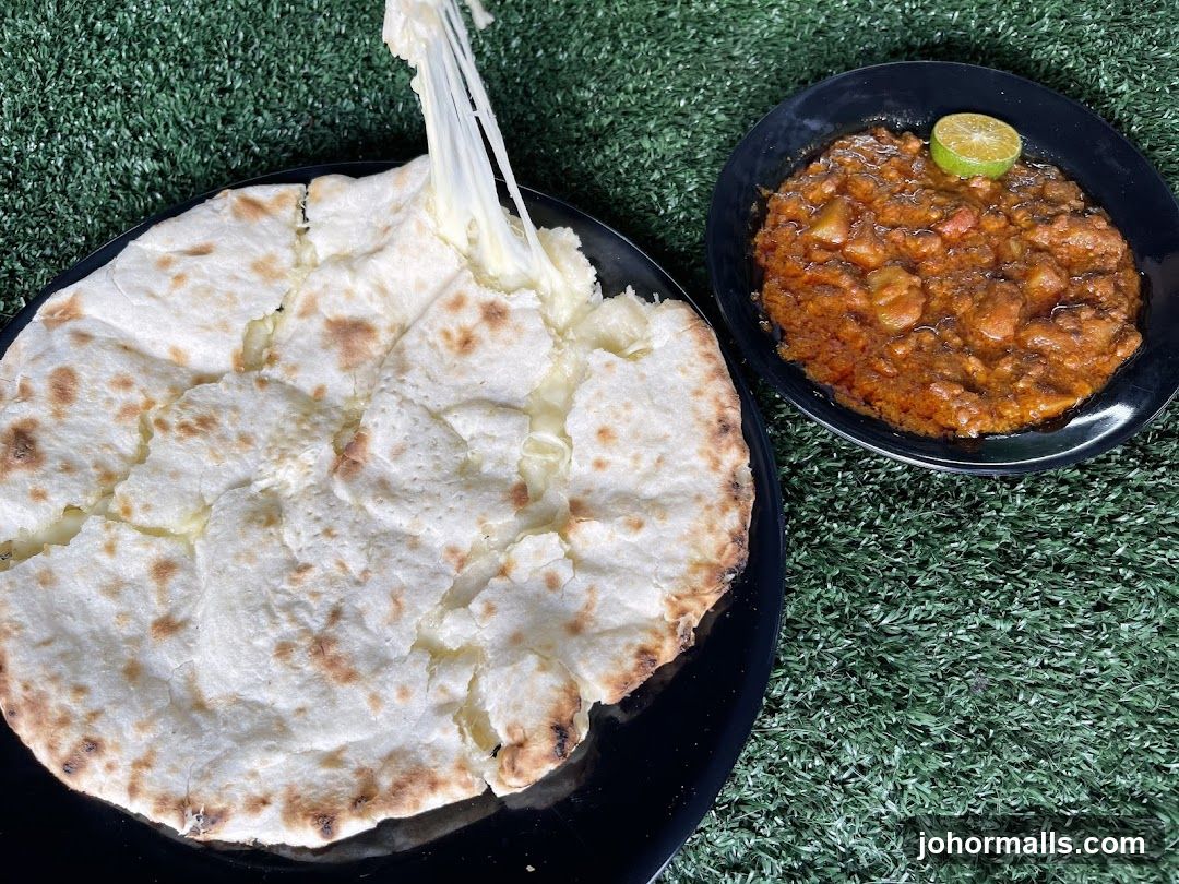 Cheese Naan with Curry