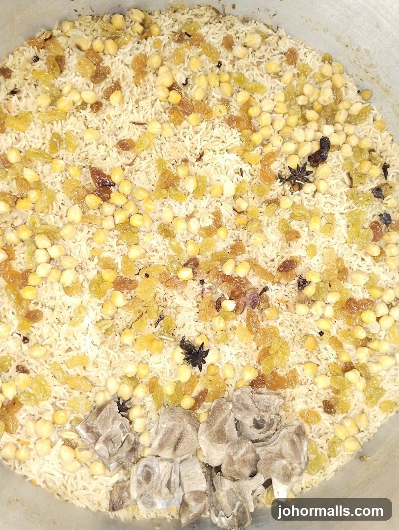 Rice with Chickpeas, Raisins, and Meat
