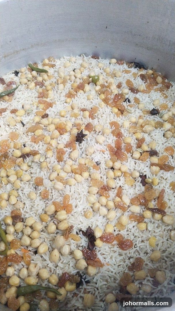 Rice with Chickpeas and Raisins
