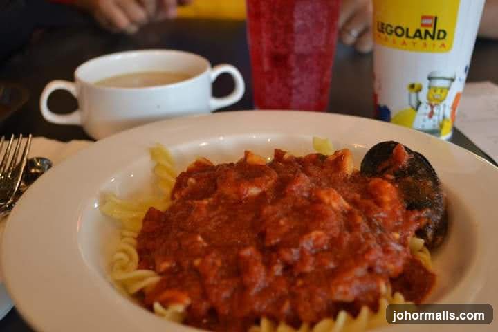 Pasta dish with soup and drink