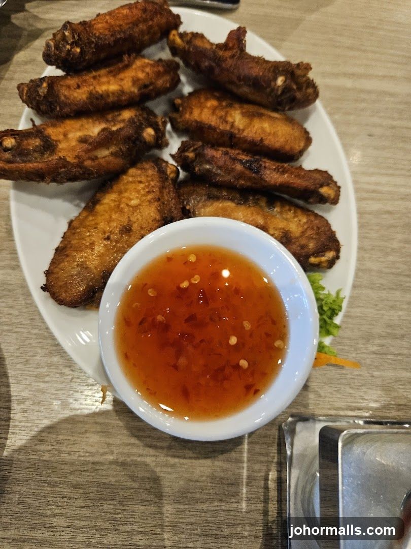 Fried Chicken Wings with Dipping Sauce