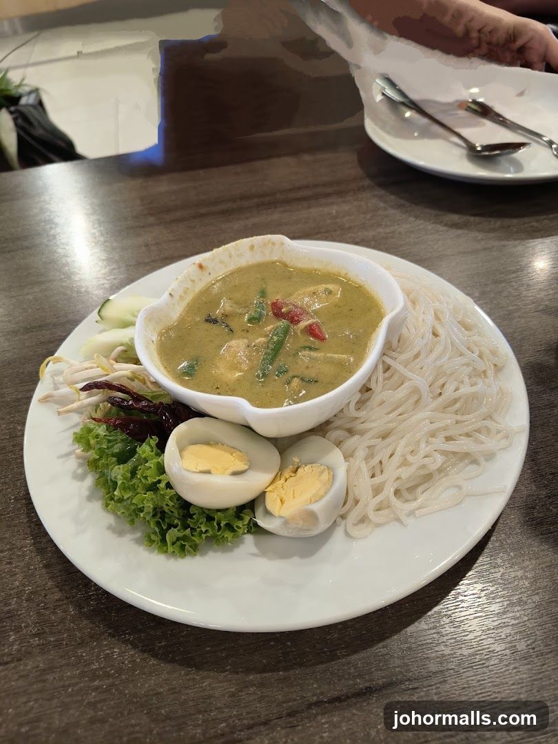 Green Curry with Noodles and Egg