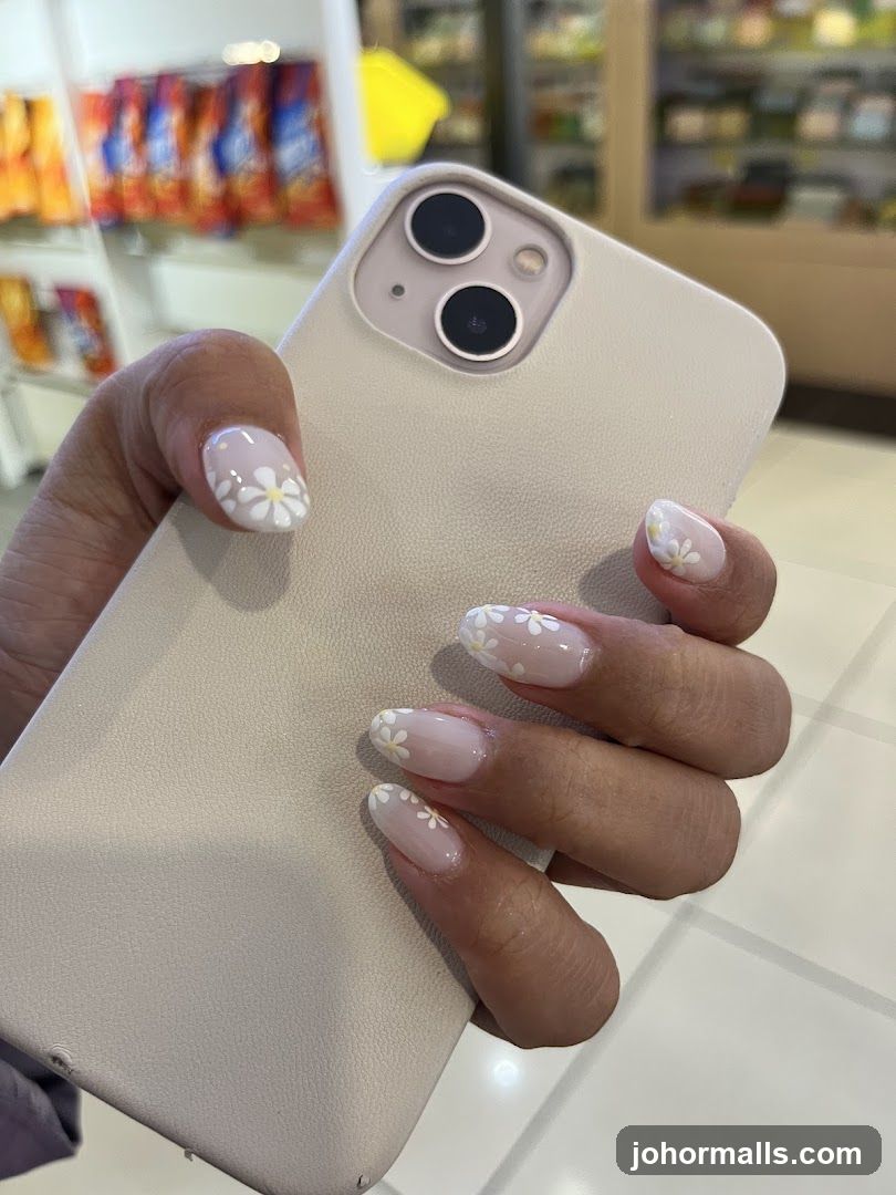 Nails with Daisy Design