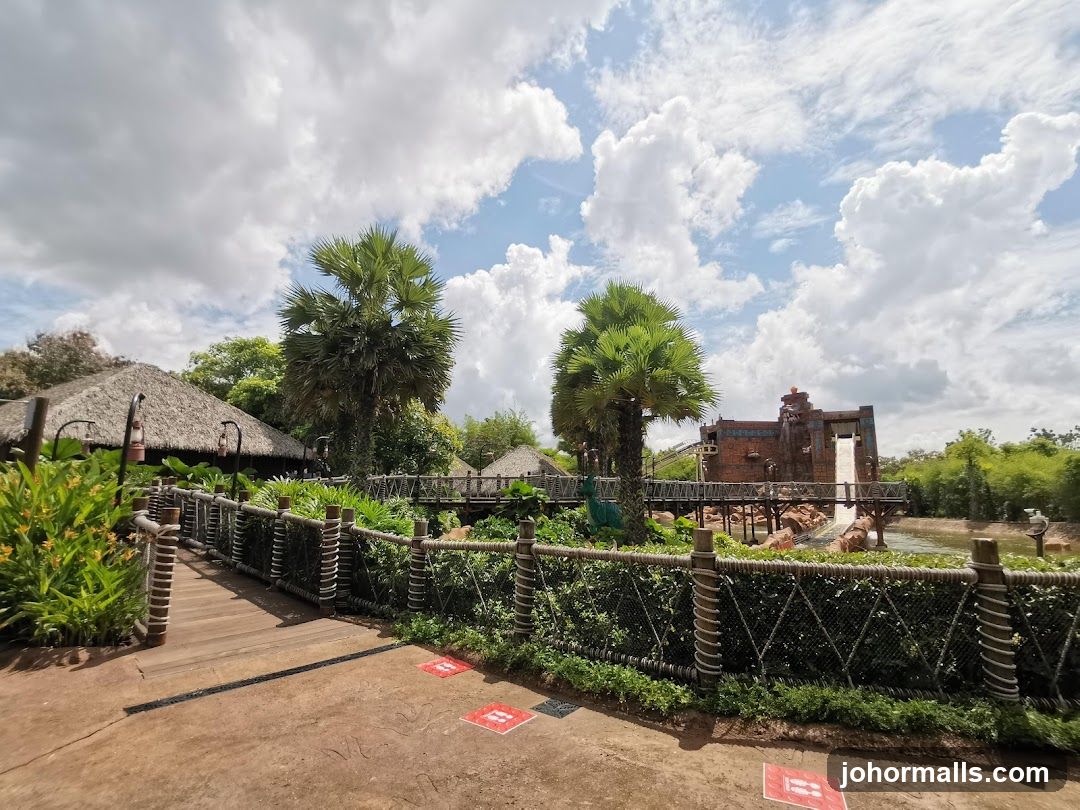 Water park attraction with tropical theme