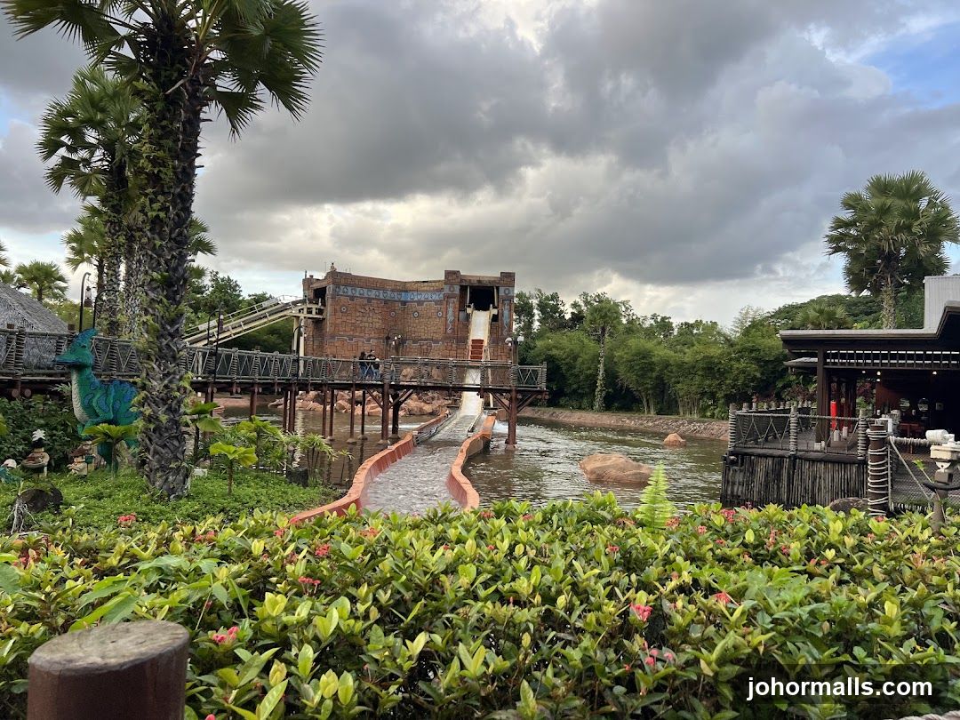 Water ride with ancient-themed structure