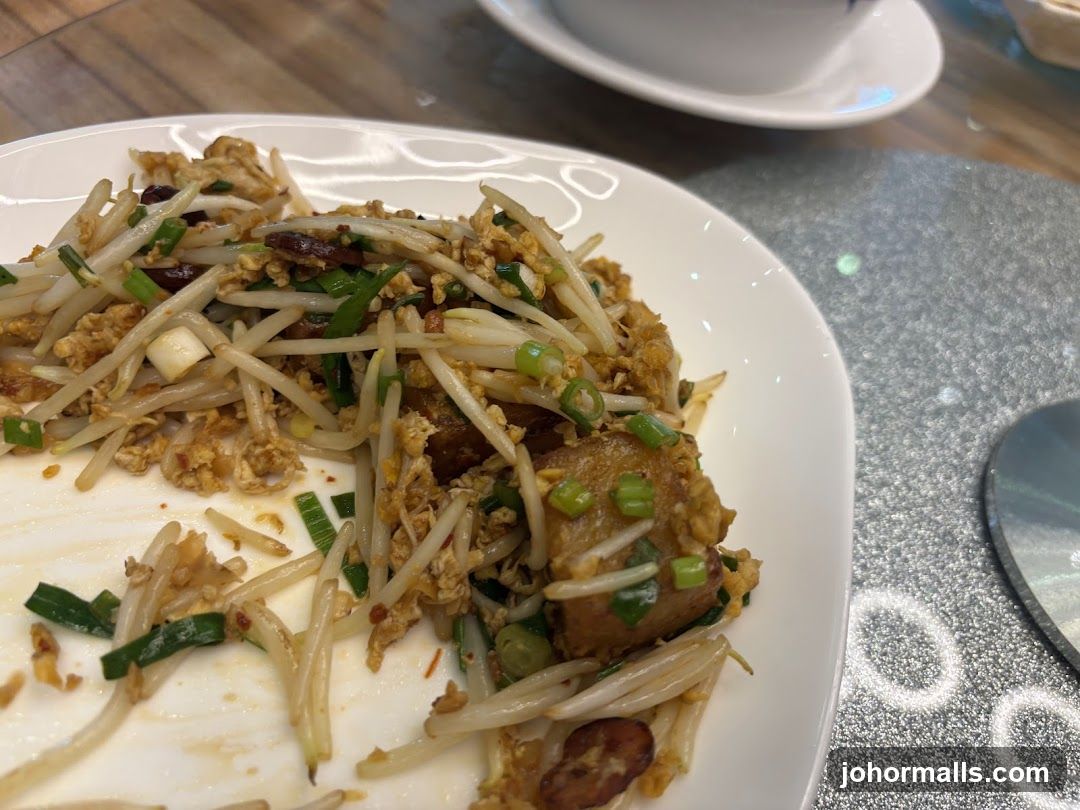 Stir-fried dish with bean sprouts and tofu