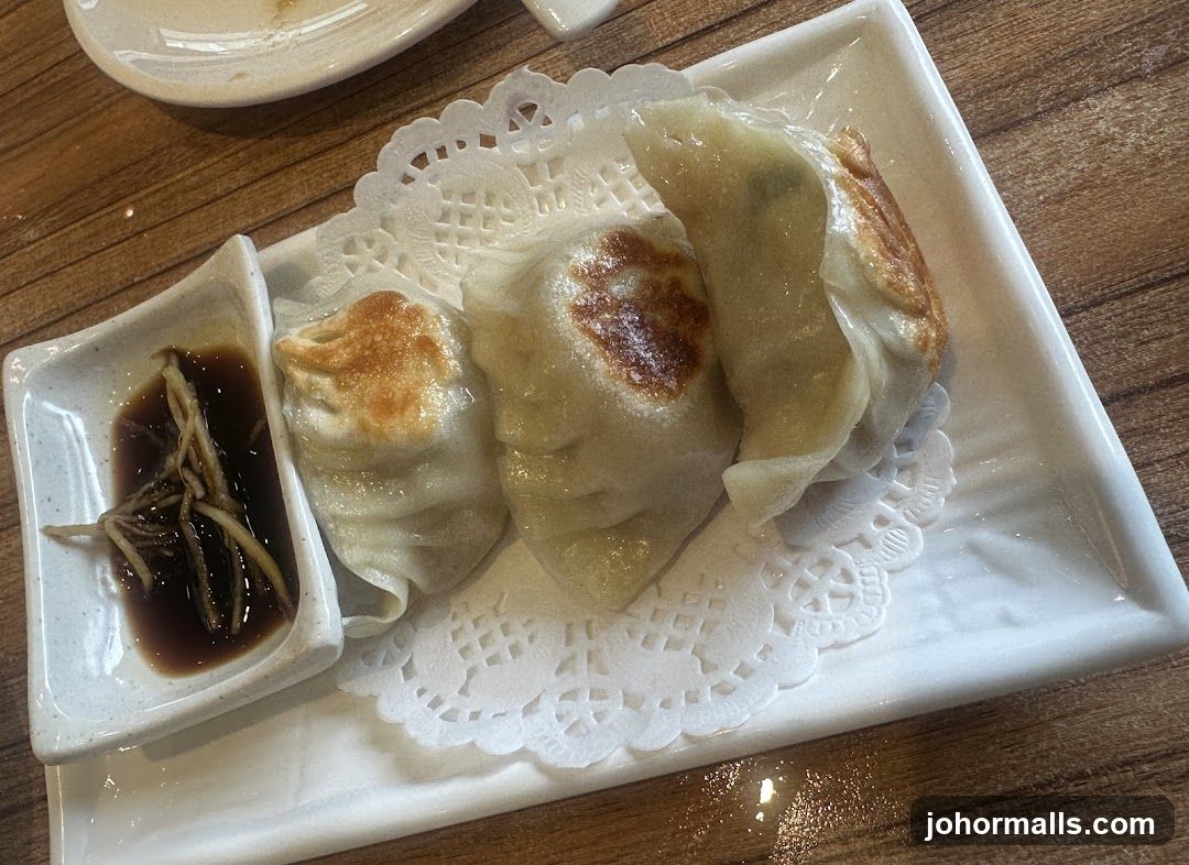 Pan-fried dumplings with dipping sauce