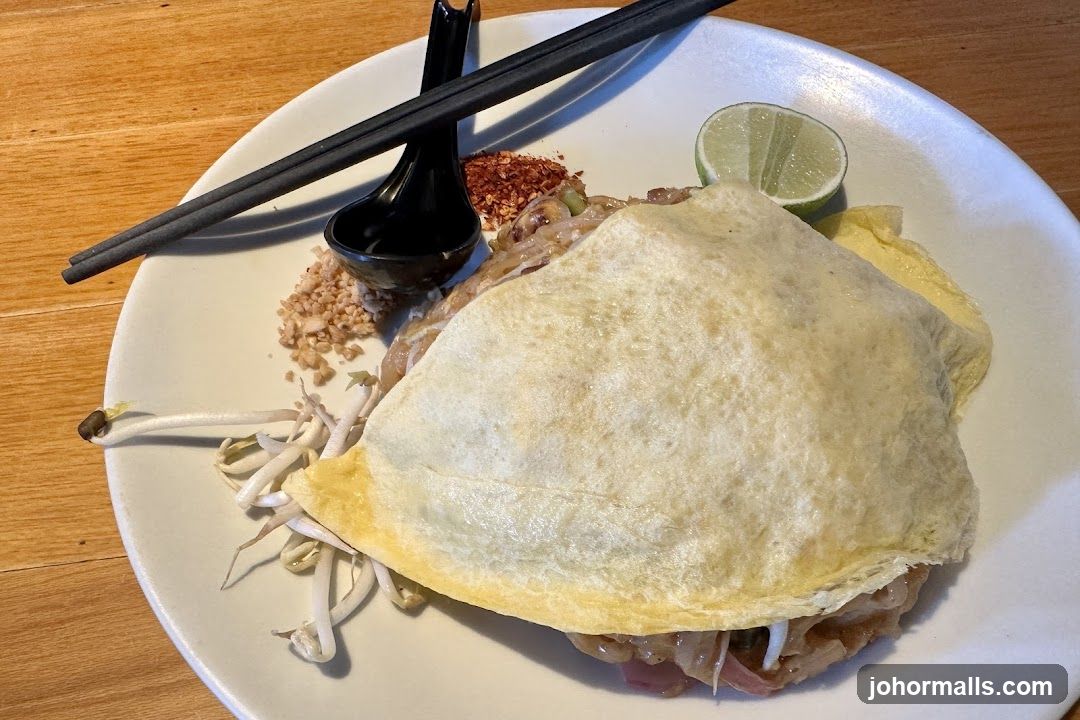 Pad Thai with Omelet