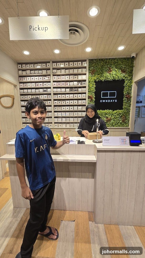 Eyewear store pickup counter