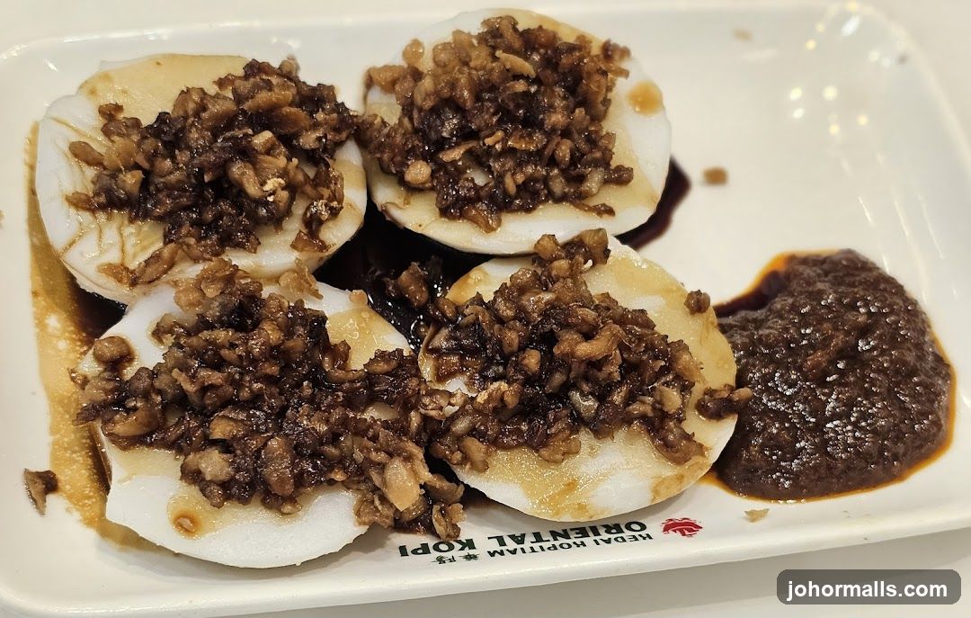 Steamed Rice Cakes with Toppings