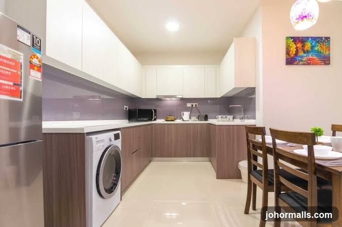 Modern Kitchen and Dining Area