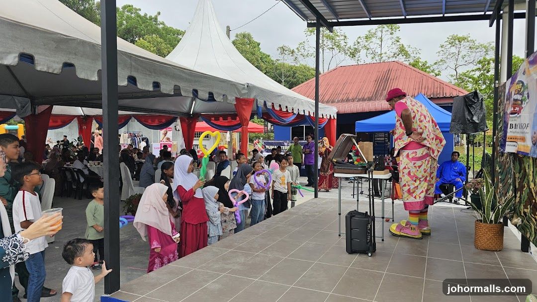 Outdoor event with a clown performance