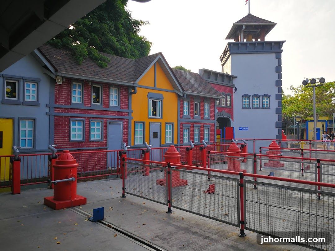 Themed Buildings and Queue Line