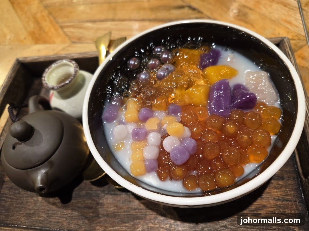 Dessert Bowl with Tapioca Pearls and Fruit