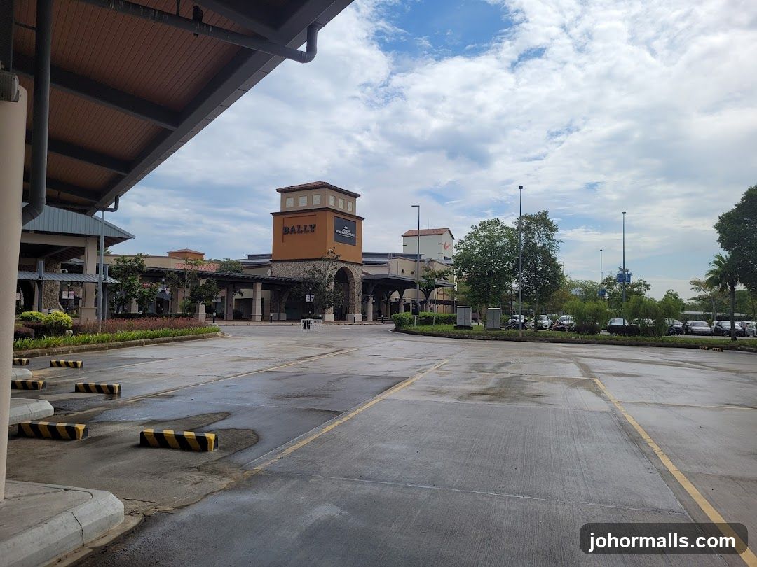 Outdoor shopping center with Bally store