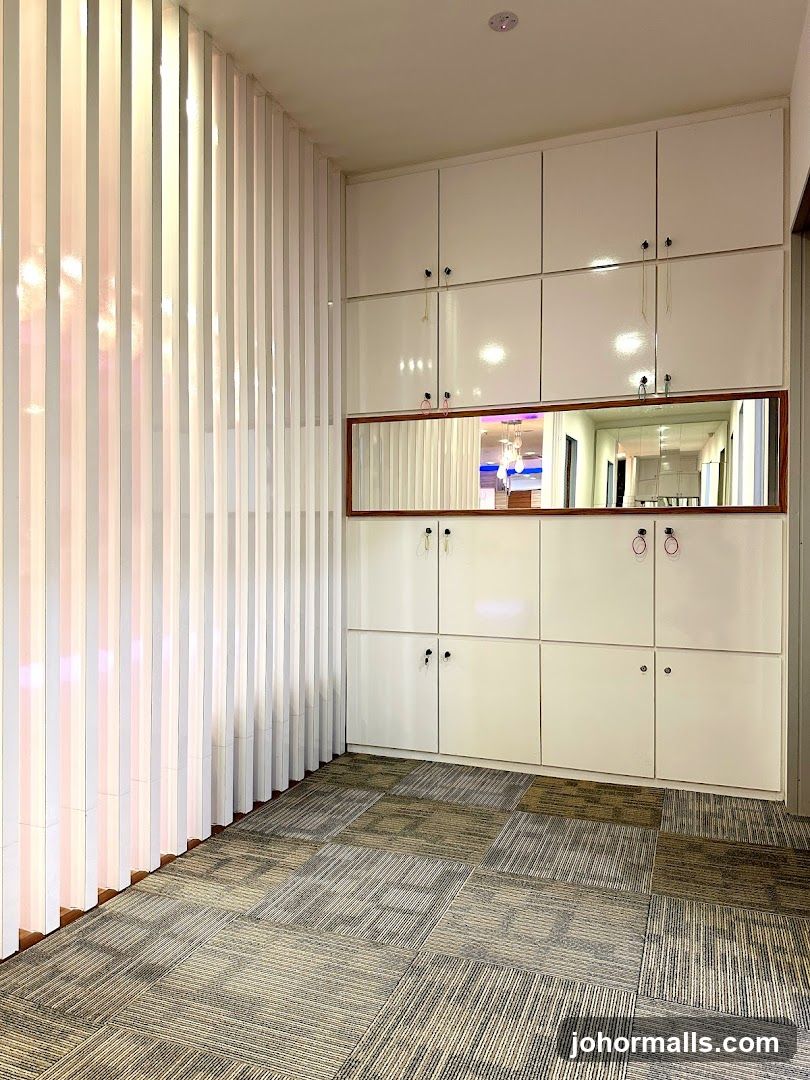 Modern Hallway with Storage and Decorative Screen
