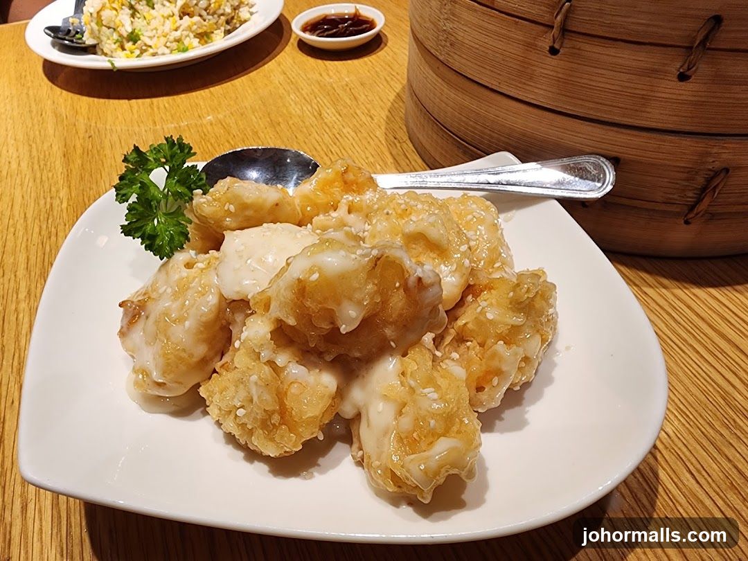 Fried Seafood with Sauce