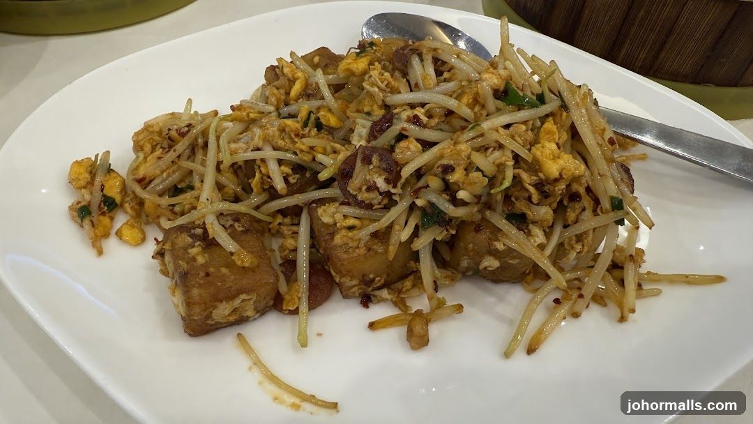 Stir-fried dish with tofu, egg, and bean sprouts