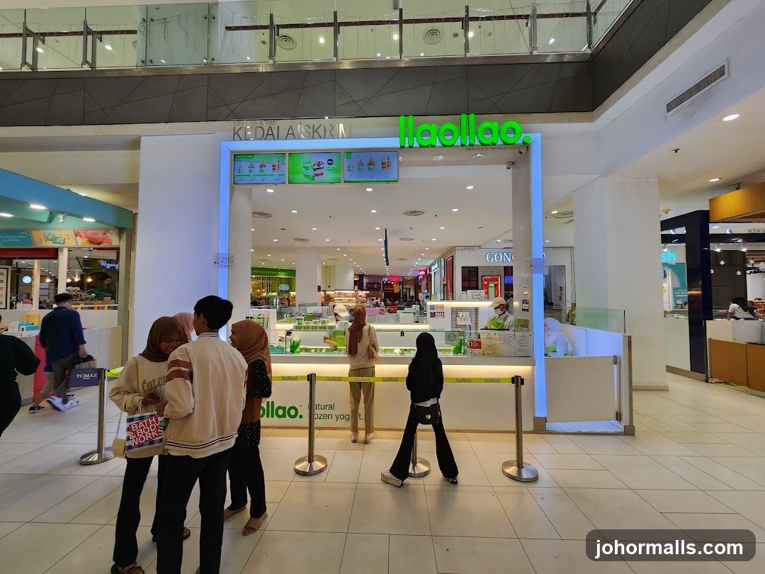 Llaollao storefront entrance