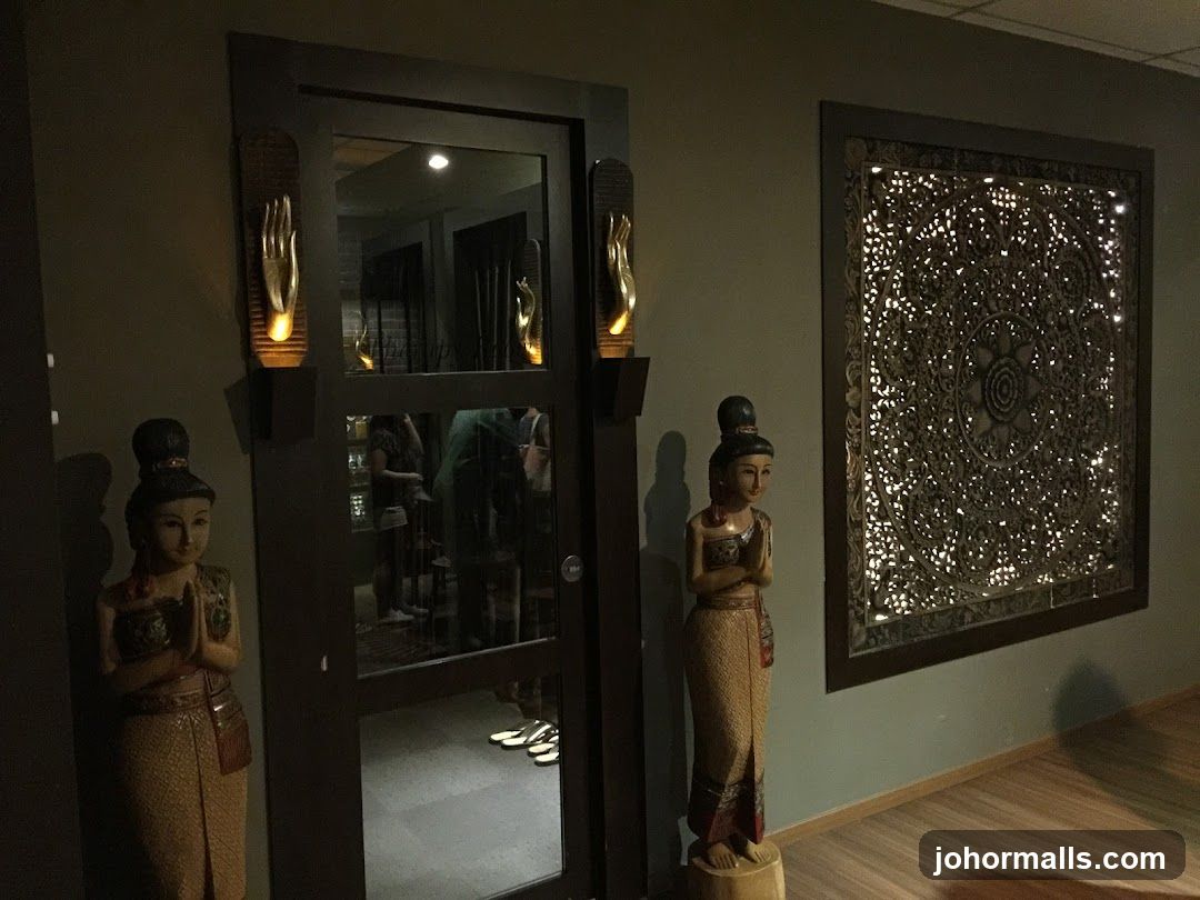 Interior Decor with Thai-Inspired Artifacts