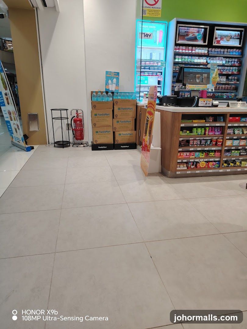 FamilyMart Interior