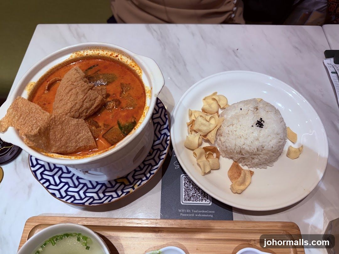 Dinner Plate and Curry Bowl on Table