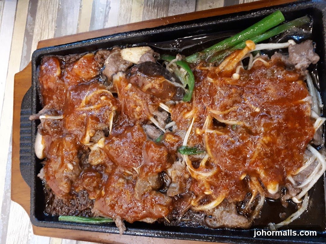 Food dish on a sizzling plate