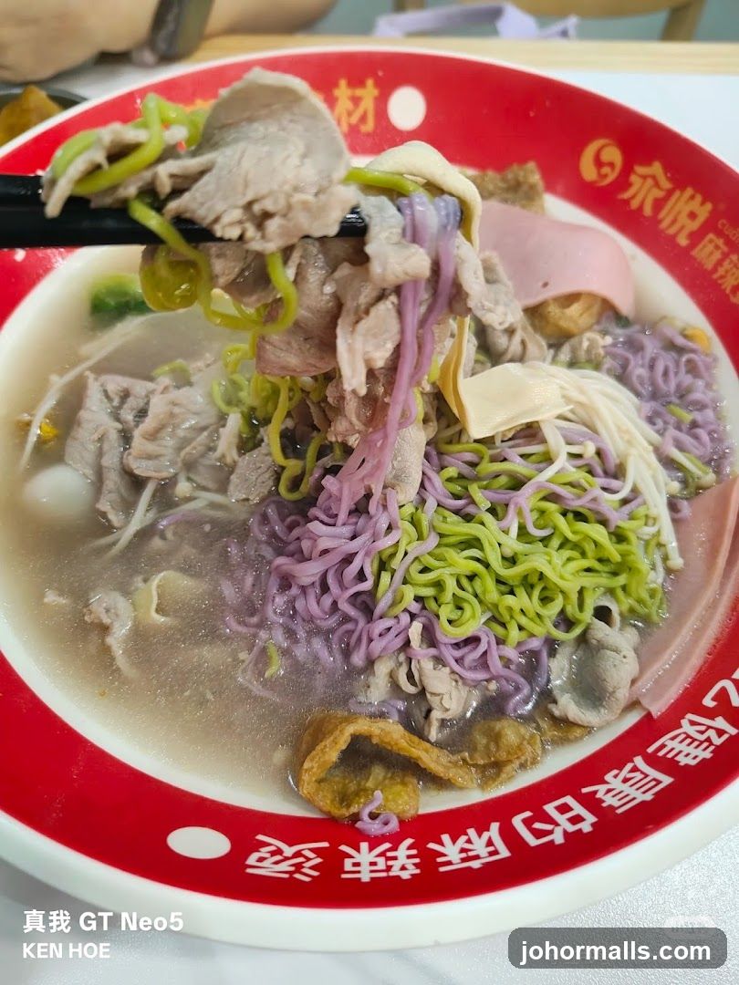 Colorful Noodles with Meat and Vegetables