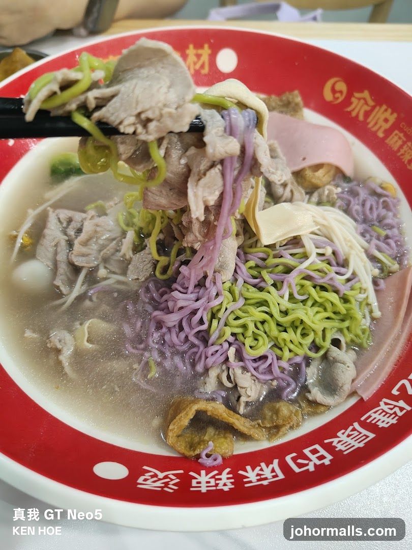 Colorful Noodles with Meat and Vegetables