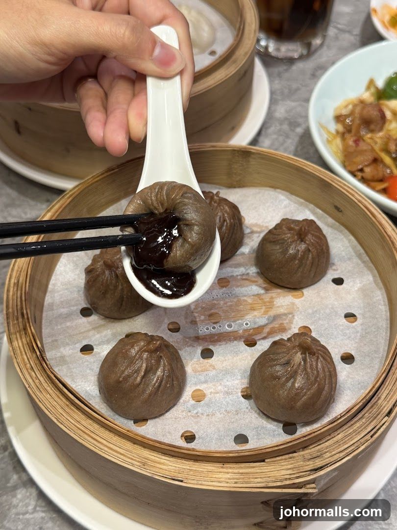 Steamed Dumplings with Sauce