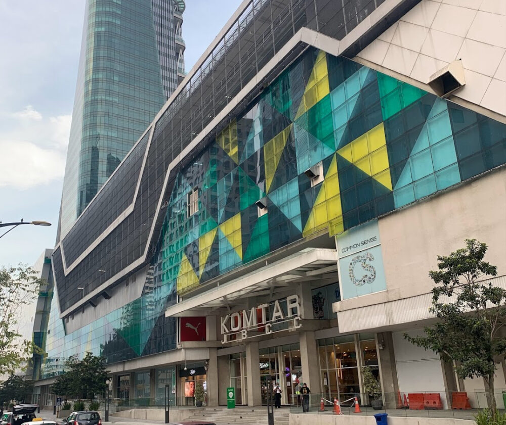 Outlet store fronts at JPO